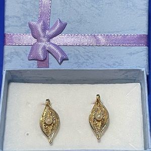 Vintage Sarah Coventry Gold Clip Earring with Pearl